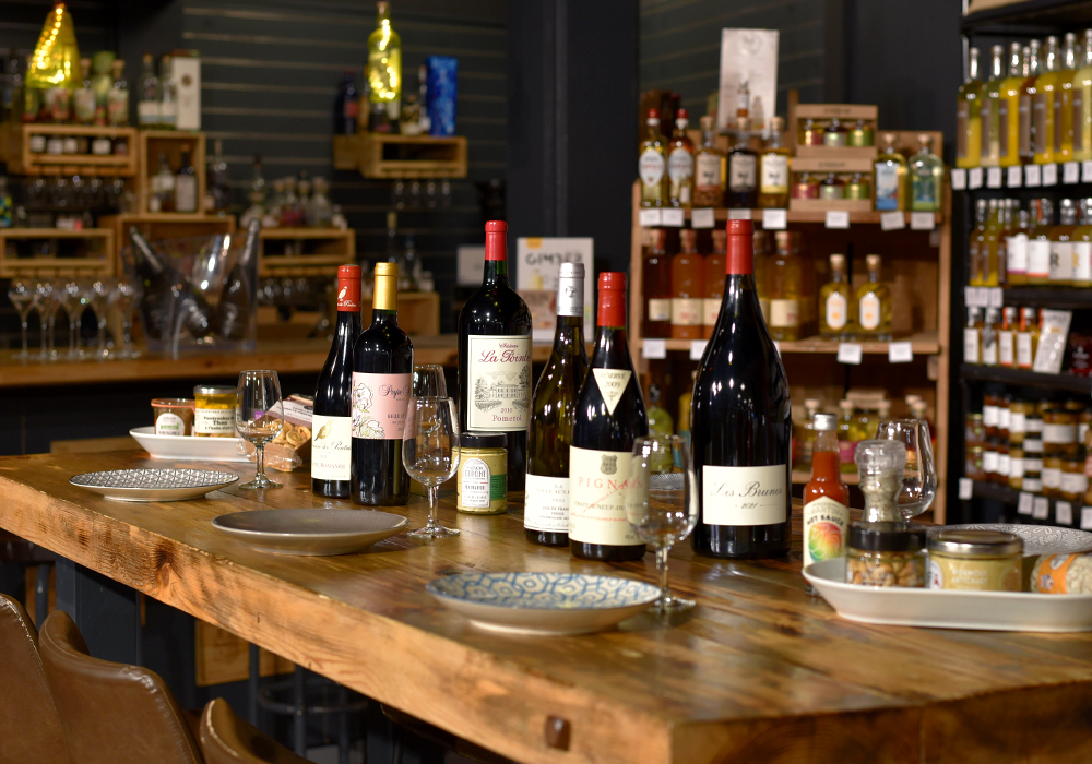 Photo du bar et de la table avec vins