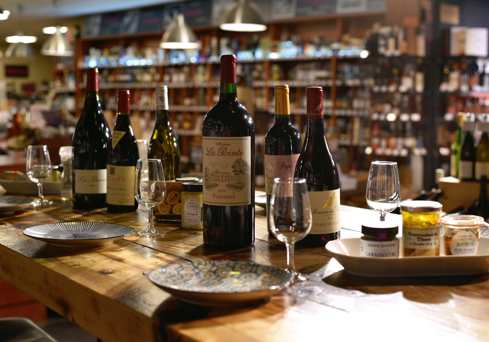 Photo de la table avec vins